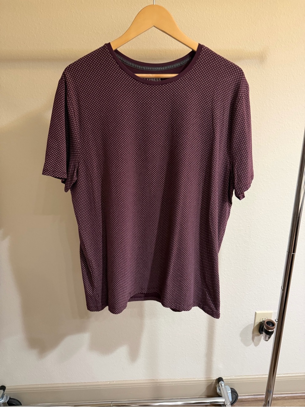 Express Men’s XL Burgundy Micro Print Stretch Moisture Wicking T-Shirt